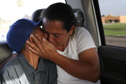 Maria besa a su hijo de 11 años tras abandonar el centro de menores de la instalación de Casa Padre.