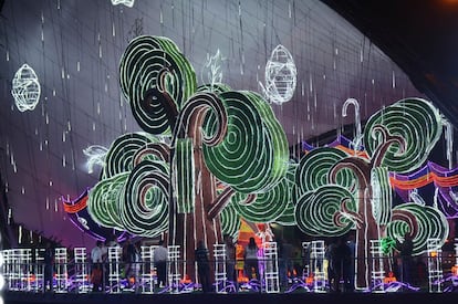 Decorado navideño en un edificio a orillas del río Medellín en Colombia.