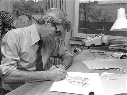 Herg&eacute; en su estudio, trabajando en una p&aacute;gina de Tint&iacute;n en 1979.