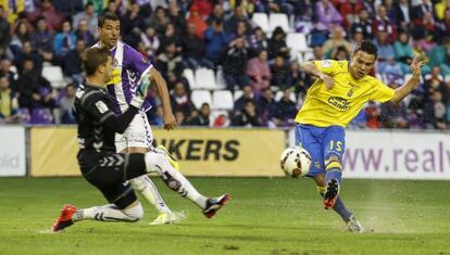 Roque Mesa dispara ante la salida de Javi Varas. 