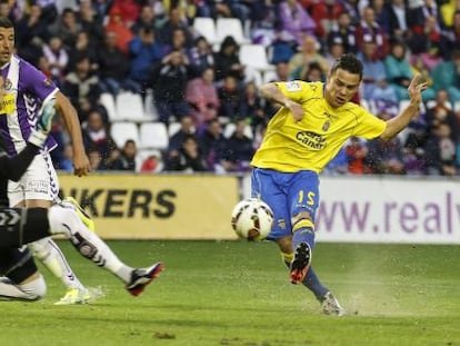 Roque Mesa dispara ante la salida de Javi Varas. 