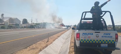 Elementos de la Policía Estatal de Guanajuato participan en un operativo durante los bloqueos carreteros.