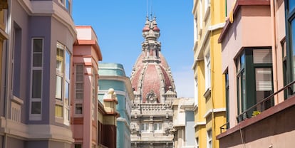 Una de las calles de la ciudad, con el ayuntamiento el fondo.