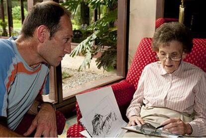 Alberto Zerain, con Elizabeth Hawley antes de subir al Everest.