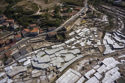 O Vale Salgado de Añana está em Salinas de Añana (Álava, Espanha). Assenta-se numa gigantesca bolha de sal de um mar que desapareceu há milhões de anos e por onde atravessam dois pequenos rios que se encontram no centro do vale. Assim, aparecem mananciais na parte superior do vale, que permite a extração do sal. As técnicas ancestrais de 'colheita' serão cuidadosamente preservadas, gradualmente introduzindo pequenas mudanças para preservar o modo de vida da comunidade local, mas respeitando as condições do sistema. Segunda a organização, é um exemplo perfeito de "conservação dinâmica" e relação harmoniosa com o meio.