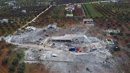 Una vista aérea en la que se ven los escombros de los edificios después de los ataques aéreos rusos a las afueras de Maaret Misrin, en la provincia noroccidental de Idlib (Siria).