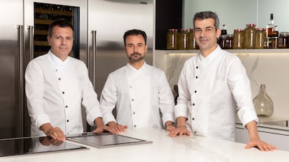 Oriol Castro, Eduard Xatruch y Mateu Casañas, cocineros y propietarios del restaurante Disfrutar, en Barcelona