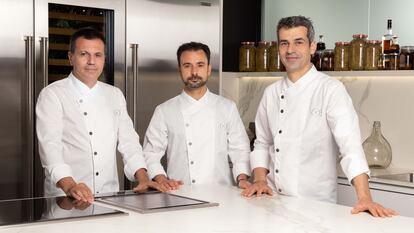 Oriol Castro, Eduard Xatruch y Mateu Casañas, cocineros y propietarios del restaurante Disfrutar, en Barcelona. Imagen proporcionada por el restaurante Disfrutar.