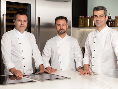 Oriol Castro, Eduard Xatruch y Mateu Casañas, cocineros y propietarios del restaurante Disfrutar, en Barcelona