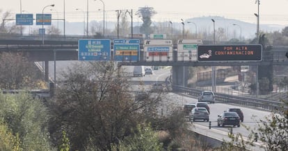 Paneles informativos sobre la restricción de velocidad por alta contaminación en la ciudad.