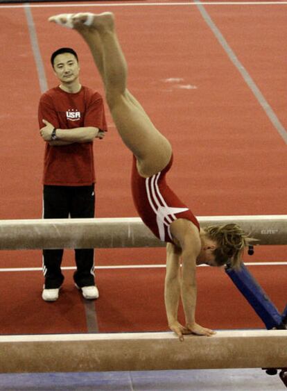 Liang Chow observa a Shawn Johnson en el entrenamiento en Pekín.