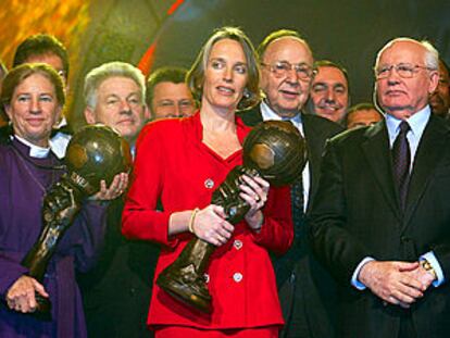 Nuria Iturriagagoitia, en el centro, presidenta del grupo navarro EHN, sostiene el Premio Internacional Energy Globe 2002.