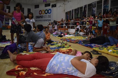 Residentes del municipio de Tapachula, en el estado de Chiapas, México, permanecen en albergues tras el fuerte sismo.