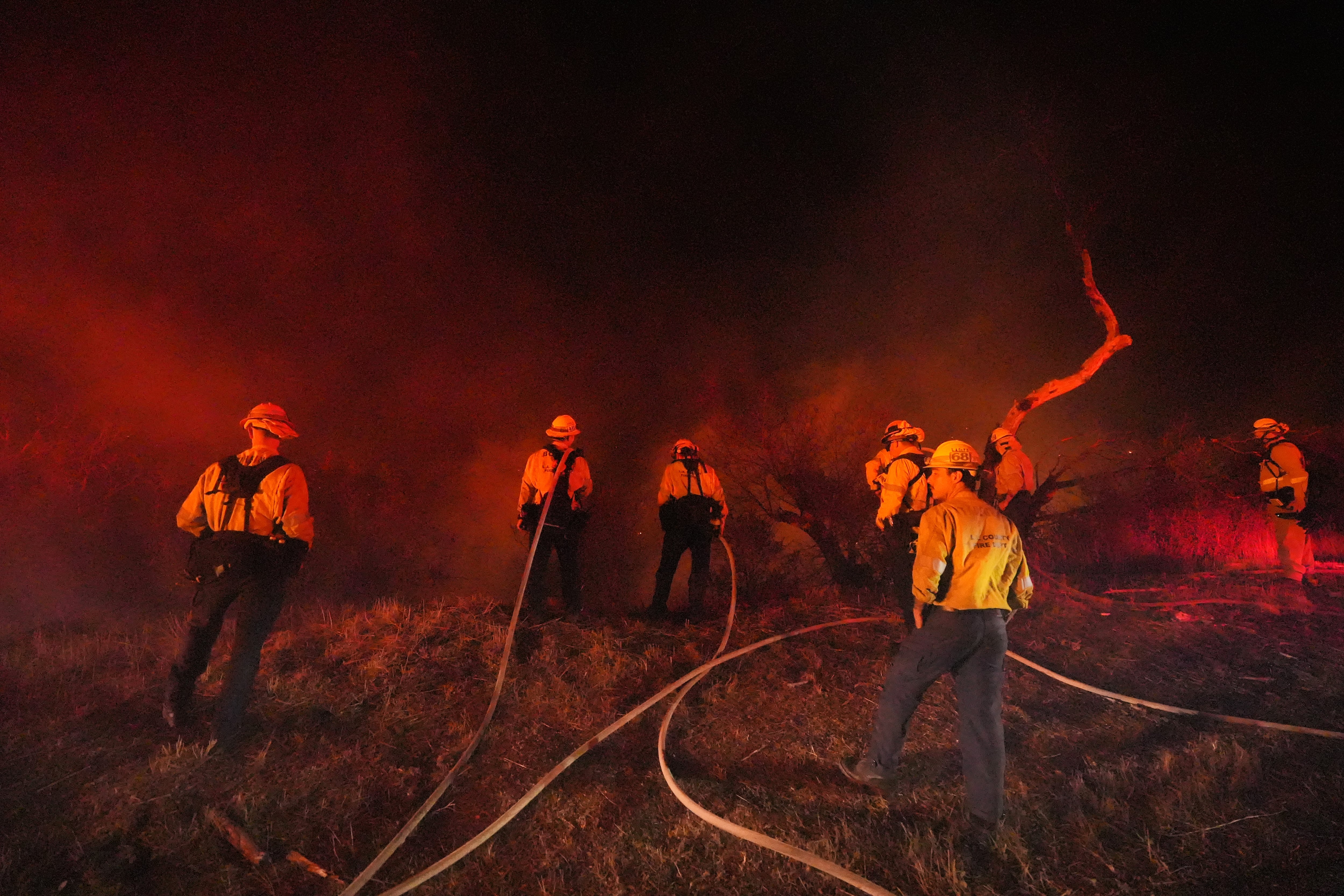 Malibú vuelve a arder: el incendio ‘Bryson’ quema ya 80 hectáreas entre el calor y los vientos de Santa Ana