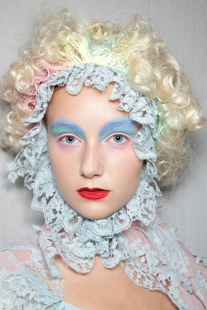 El diseñador Meadham Kirschhoff lleva el color block a su máxima expresión (ignoremos, por favor, la blonda que lleva la modelo). Labios rojos y combinación de sombras rosa, verde y azul. ¡Viva el exceso!