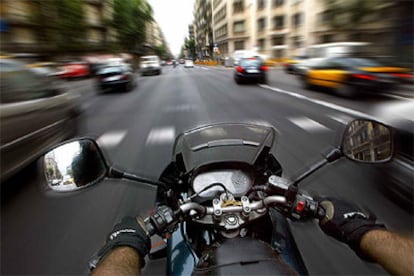 En una moto no hay carrocería, y en caso de accidente, el cuerpo recibe el impacto.