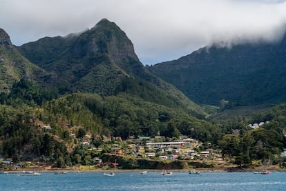 Vista desde el mar de la población de San Juan Bautista, en la isla de Robinson Crusoe (Chile).