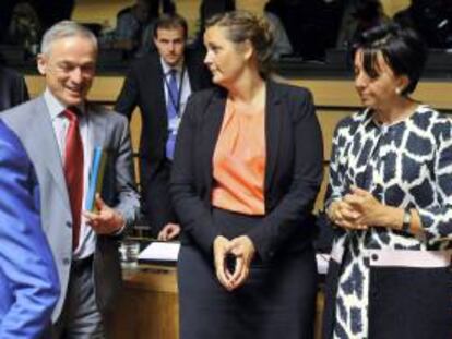 El ministro irlandés de Trabajo, Empresa e Innovación, Richard Bruton (izq), la ministra danesa de Comercio e Inversión, Pia Olsen Dyhr (c), y la secretaria alemana de Estado de Economía y Tecnología, Anne Ruth Herkes, se preparan para participar en la reunión del consejo de ministros de Comercio y Exteriores de la Unión Europea en la sede de la UE en Luxemburgo (Luxemburgo). EFE/Archivo