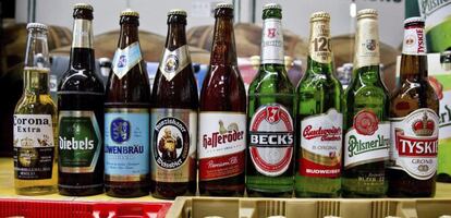 Vista de botellas de cerveza de la compañía belga AB InBev y de la inglesa SABMiller.