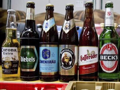 Vista de botellas de cerveza de la compa&ntilde;&iacute;a belga AB InBev y de la inglesa SABMiller.