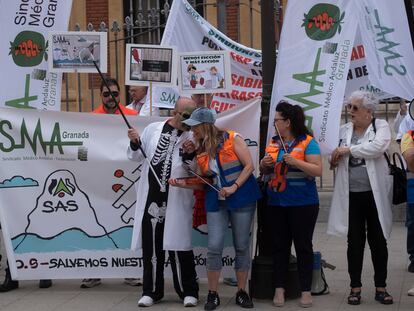 Personal de Sindicato Médico Andaluz durante la protesta a las puertas del Palacio de San Telmo, este miércoles.