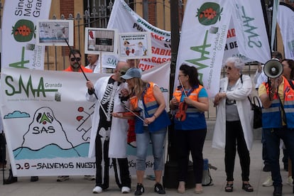 Personal de Sindicato Médico Andaluz durante la protesta a las puertas del Palacio de San Telmo, este miércoles.
