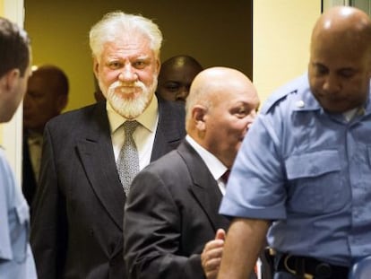 Los generales Milivoj Petkovic (2&ordm;dcha) y Slobodan Praljak (2&ordm;izda) a su llegada al Tribunal Penal Internacional para la antigua Yugoslavia.