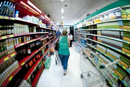 Brasileiro passou a gastar mais com alimentação em 2015.