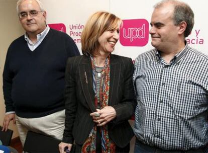 Rosa Díez, junto al dirigente Carlos Martínez Gorriarán (d) y al portavoz Mikel Buesa, durante la rueda de prensa que han ofrecido esta tarde en Madrid.