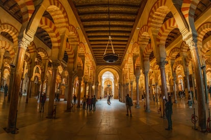 La mezquita de Córdoba, la única en el mundo que alberga una catedral en su interior.