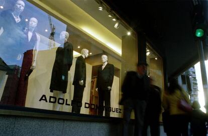 Escaparate de una tienda de Adolfo Dominguez en una céntrica calle de Ourense.