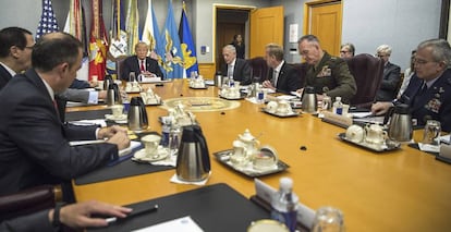 Trump i el seu Consell de Seguretat Nacional, el juliol del 2017. De cara, d'esquerra a dreta, Jim Mattis, Patrick Shanahan, Joseph Dunford i Paul Selva. Darrere (al costat de la porta), Steve Bannon.