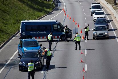 Agentes de los Mossos d'Esquadra, durante un control de movilidad en la Ronda Litoral de Barcelona.