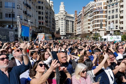 Una multitud asiste a una 'mascletà' en la plaza del Ayuntamiento.