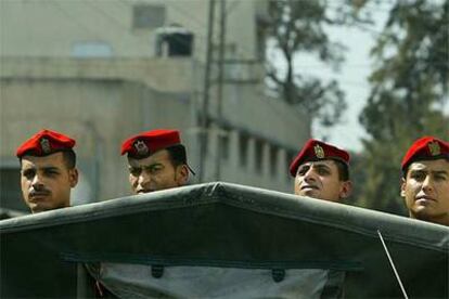 Cuatro policías de la Autoridad Nacional Palestina patrullan las calles de Gaza.