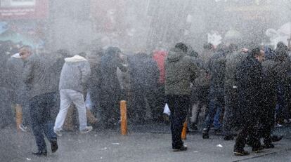 La polic&iacute;a turca lanza gases lacrim&oacute;genos contra la manifestaci&oacute;n en Estambul.