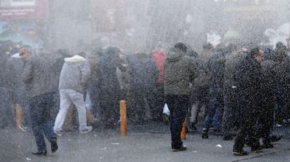 La policía turca lanza gases lacrimógenos contra la manifestación en Estambul.