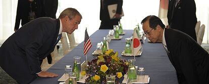 El presidente de EE UU, George Bush, y el primer ministro japonés, Yasuo Fukuda, en Toyako.