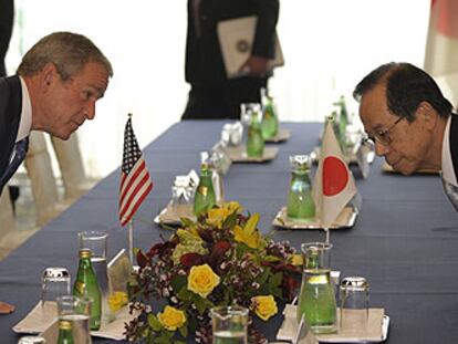 El presidente de EE UU, George Bush, y el primer ministro japonés, Yasuo Fukuda, en Toyako.