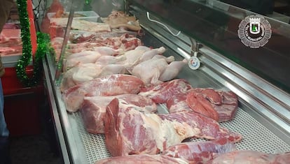 Carne inmovilizada en una tienda de Usera.