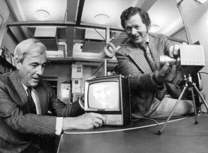 Willard Boyle, a la izquierda, y George Smith prueban un sensor CCD en 1970 en los laboratorios Bell.