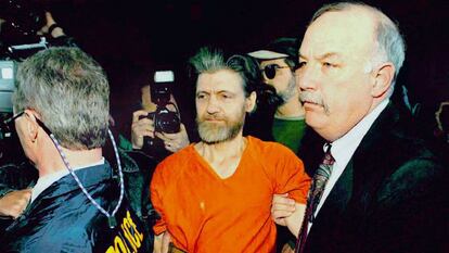 Theodore Kaczynski é conduzido por agentes do FBI a um tribunal federal.