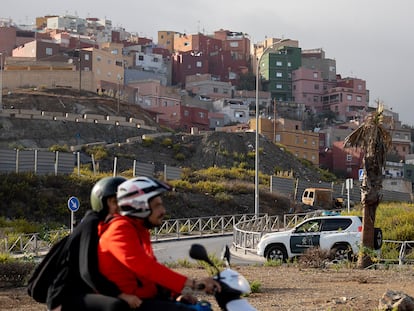 Una moto pasaba el miércoles por delante del barrio de El Príncipe Alfonso, en Ceuta.