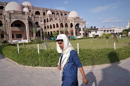 Um estudante diante do edifício principal da madraça Haqqania, perto de Peshawar. 