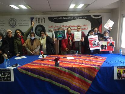Activistas del Colectivo de Mujeres Contra la Detención Política esgrimen carteles en defensa de la detenida Fátima Zora, el 9 de diciembre en Rabat.