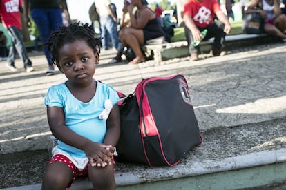 Una niña haitiana espera sentada frente a la estación de migración en Tapachula, para recibir el permiso de salida. Muchos haitianos viajan desde Brasil con sus hijos rumbo a EEUU enfrentándose a un viaje altamente peligroso. 