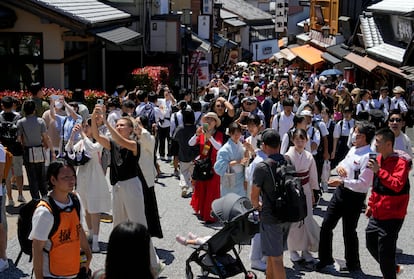 Turistas en frente del santuario Kiyomizudera en Kioto (Japón), conocido por sus 'geishas'. El distrito ha empezado a restringir el acceso a estas calles. 