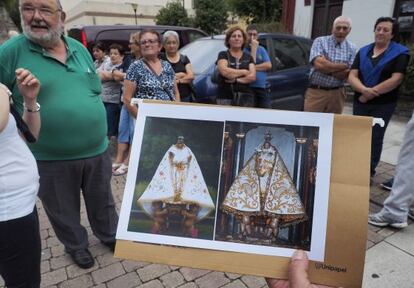 Fieles a la Virgen de Conforto con el antes y el después de la imagen de la santa en primer término.