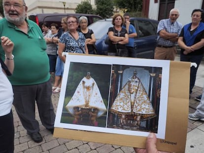 Fieles a la Virgen de Conforto con el antes y el después de la imagen de la santa en primer término.