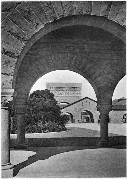 Un arco de la Universidad de Stanford en Palo Alto (California), donde Dior reveló el lanzamiento, fotografiado en 1903.